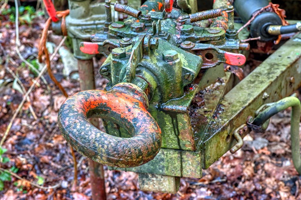 HDR urbex Lost in the Woods lada 1300 opel kadett trash fitou oldtimer youngtimer bus morgon tractor olielamp vuldop Airco generator belgie